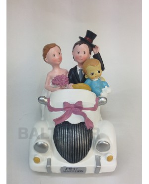 Figura novios pastel con hijo en coche