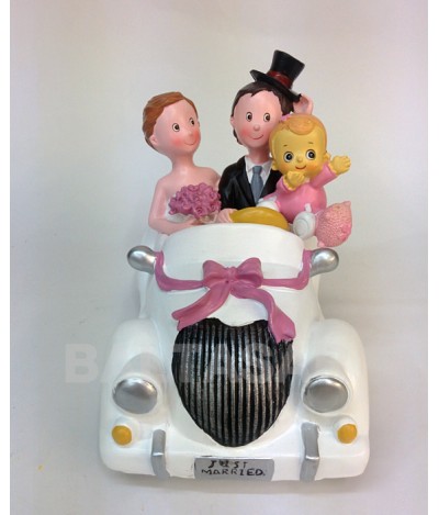 Figura novios pastel con hija en coche