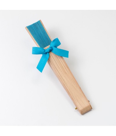 Abanico madera natural y tela azul adornado 