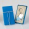  Llavero bebé Pita gateando con caja regalo azul adornada